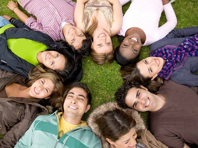Fête amis comme des enterrements de vie de jeune fille ou garçon